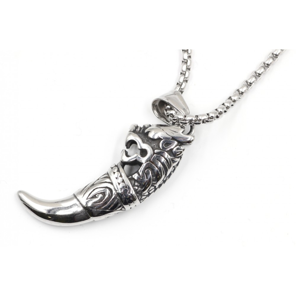 Necklace in the shape of skull and long feather